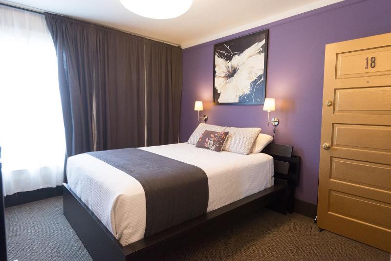 Queen Room 18 with Shared Bathroom image 1