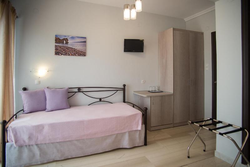 Triple Room with Sea View image 3