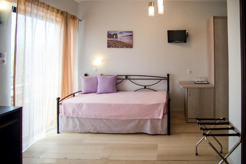 Triple Room with Sea View image 2