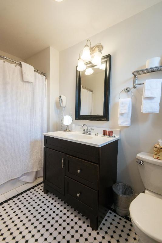 King Room 1 with Private Bathroom image 4