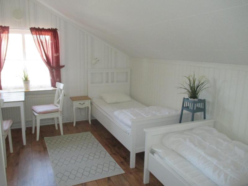 Twin Room with Shared Bathroom image 2