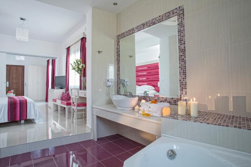 Honeymoon Sea View Suite with Outdoor Hot Tub image 1