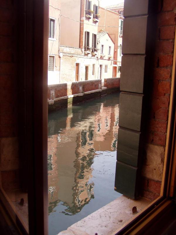 Double Room with Canal View image 2