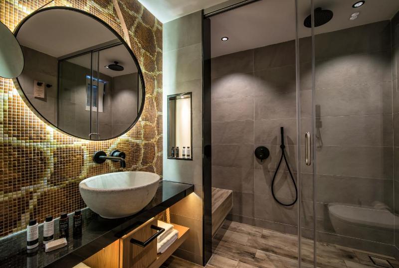 Double or Twin Room with Garden View image 3