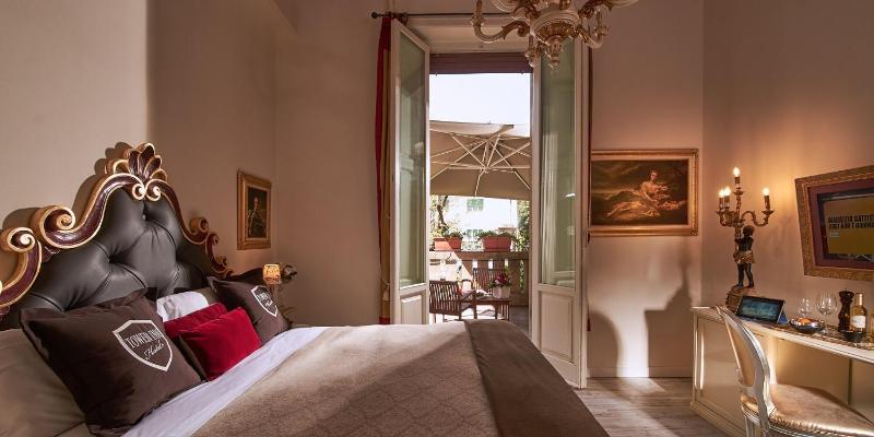 Deluxe Double Room with Balcony image 3