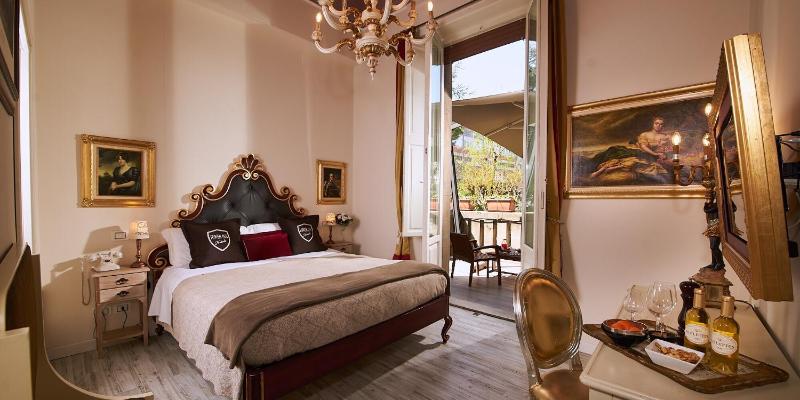 Deluxe Double Room with Balcony image 4