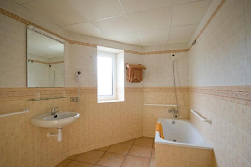 Double or Twin Room image 4