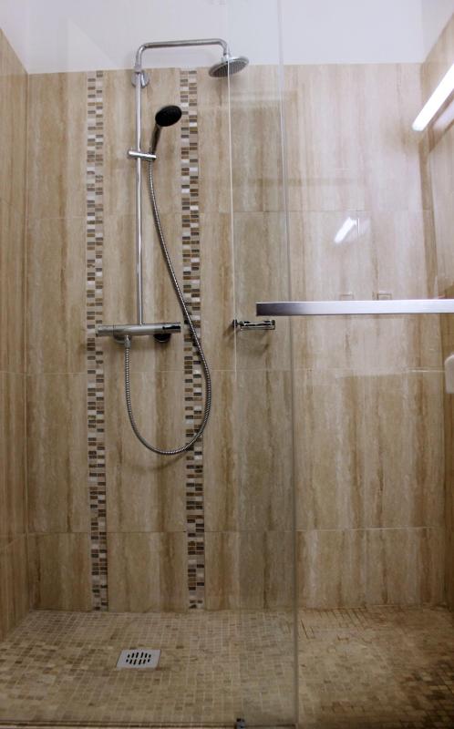 Standard Twin Room image 3