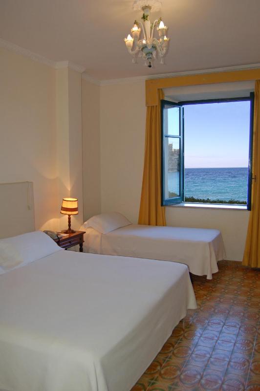 Economy Triple Room with Sea View image 1