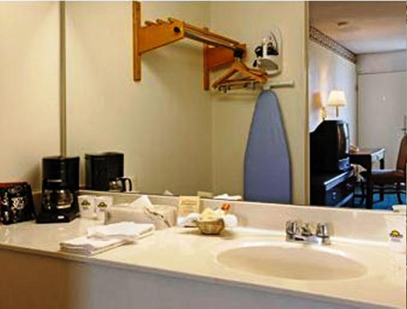 Deluxe Double Room with Two Double Beds - Non-Smoking image 3