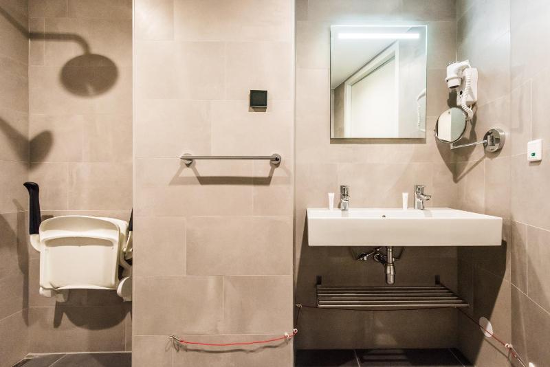 Large 1 Bedroom Apartment - Accessible, Duplex image 3