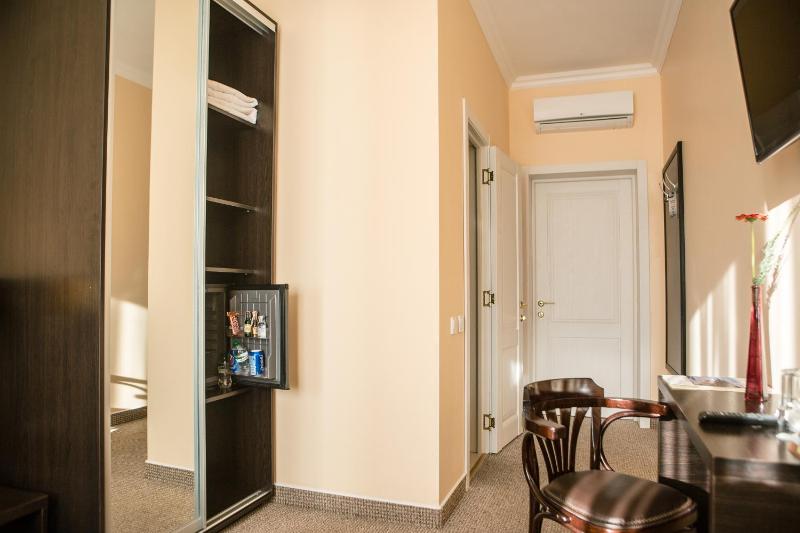 Standard Double Room image 3
