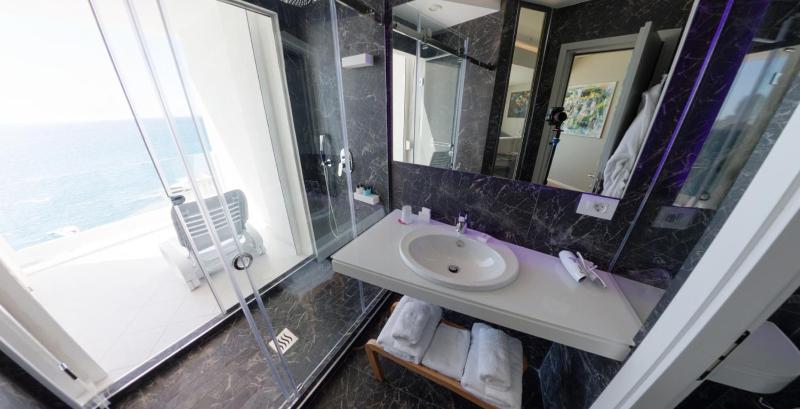 Deluxe Double Room with Sea View image 2