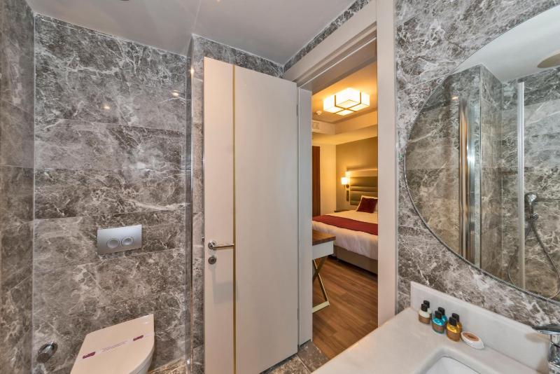 Deluxe Triple Room image 2