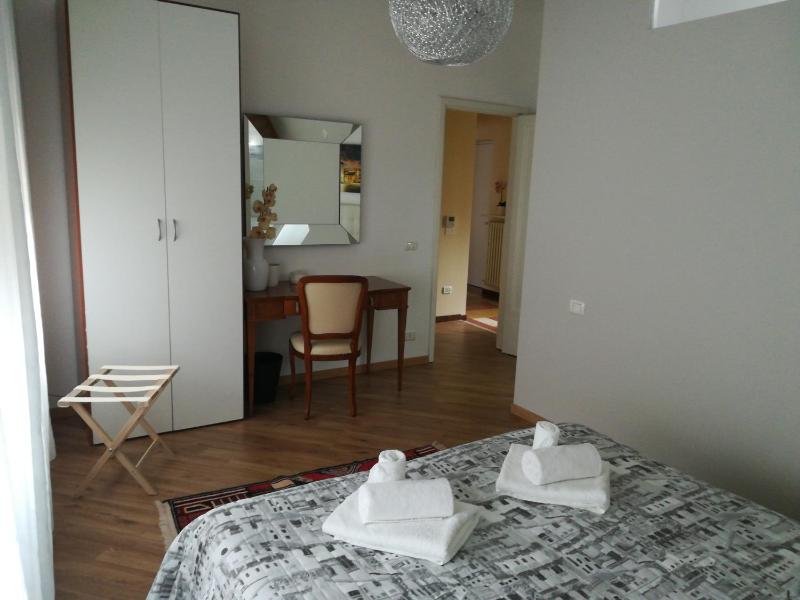 Deluxe Double Room with Private Bathroom image 3