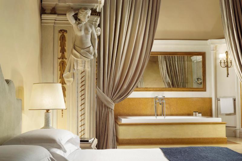 Junior Suite with Hot Tub image 3