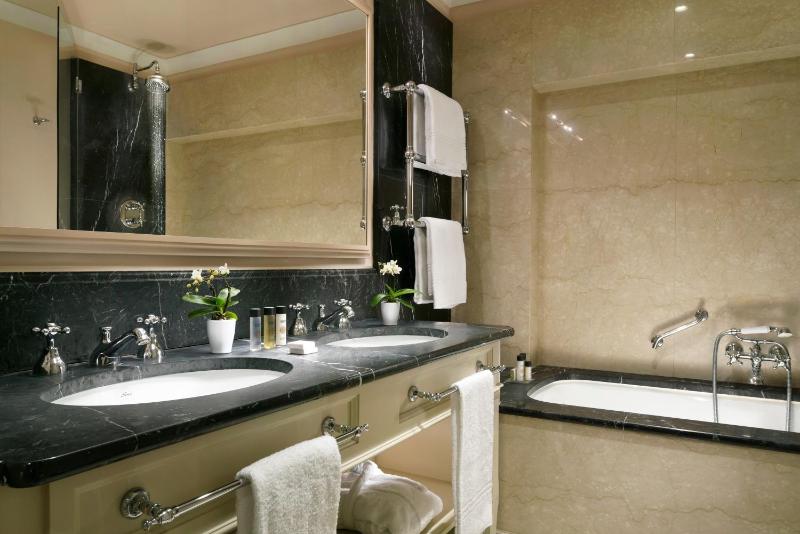 Suite with Garden View image 3