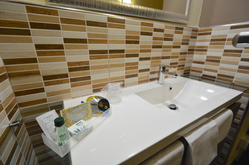 Single Room with Shared Shower and Toilet image 4