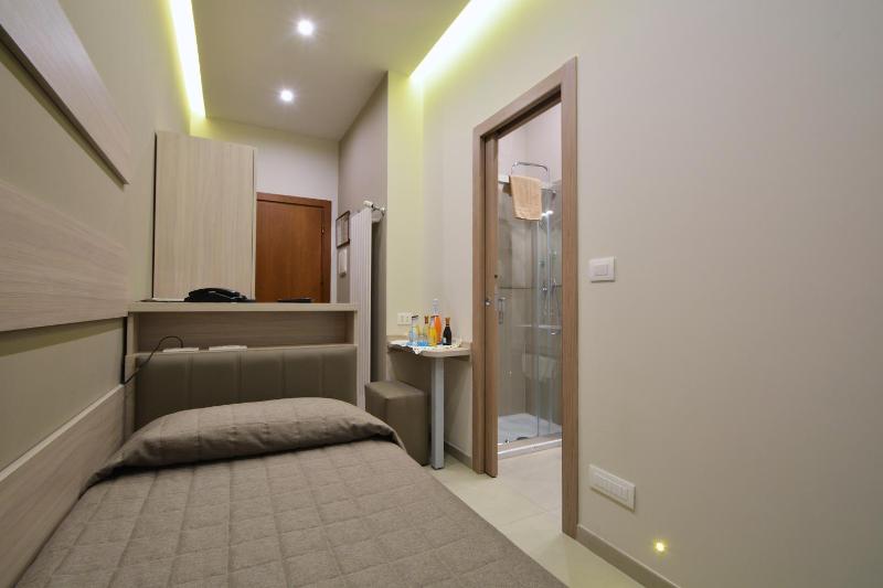 Deluxe Single Room image 1