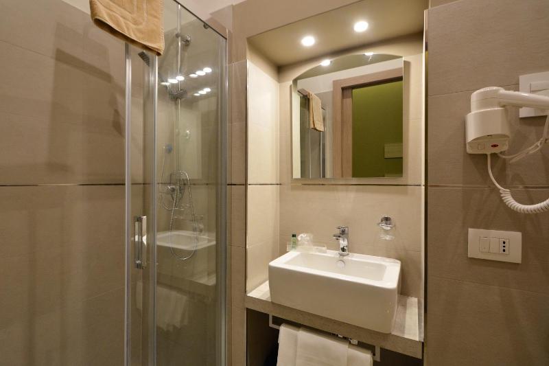 Deluxe Single Room image 3