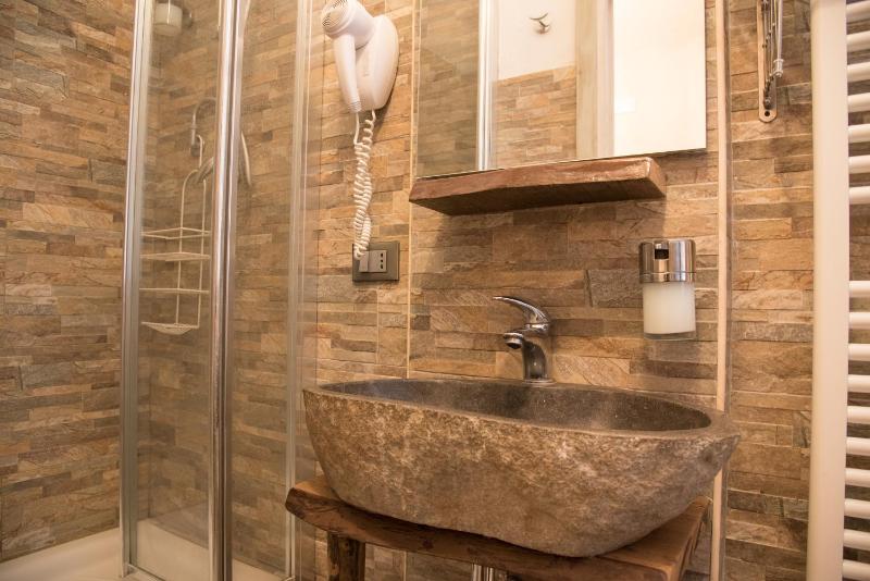 Queen Suite with Spa Bath image 3