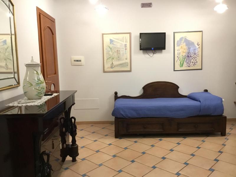 Standard King Room image 2