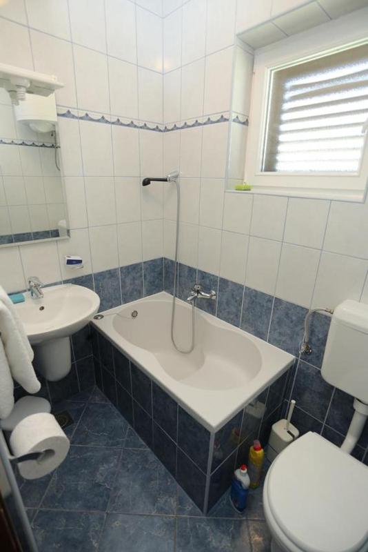 Three-Bedroom Apartment with Terrace and Sea View image 3