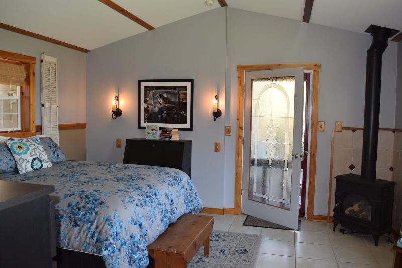 Standard Queen Room image 4