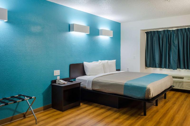 King Room with Roll-in Shower - Disability Access - Non-Smoking image 1