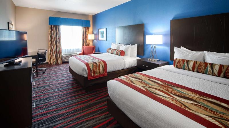 Queen Room with Two Queen Beds and Bath Tub - Disability Access image 1