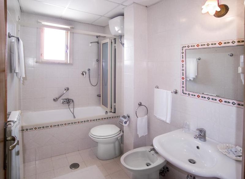 Double or Twin Room with Garden View image 2