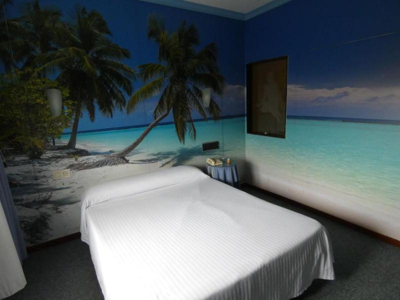Queen Room with Spa Bath image 1