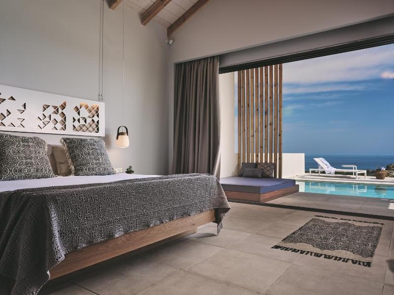 Deluxe Suite with Sea View  and Private Pool image 1