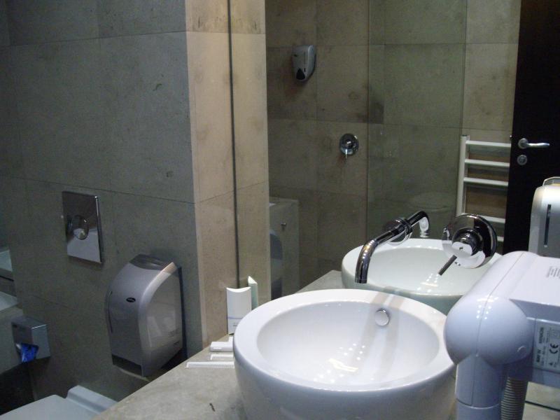 One-Bedroom Suite with Spa Bath image 2