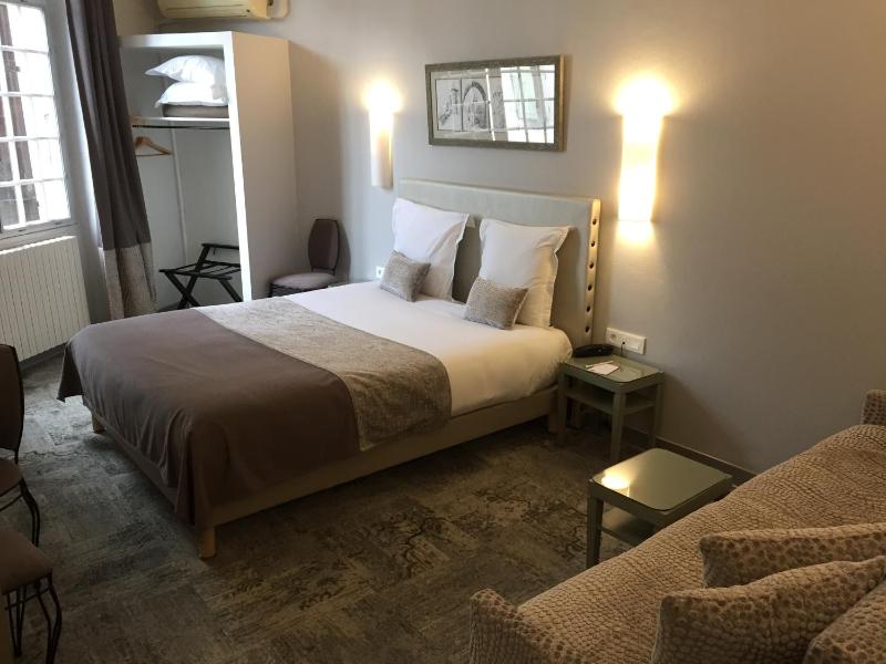 Standard Family Room image 2