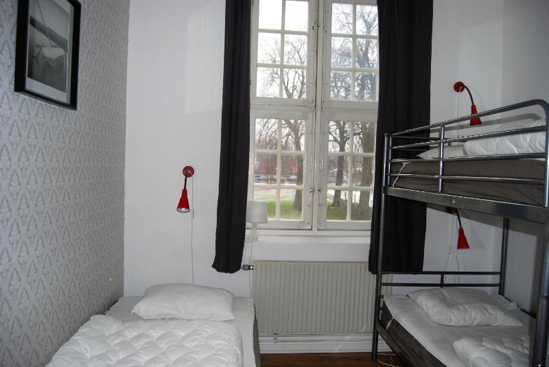 Triple Room with Shared Bathroom image 3