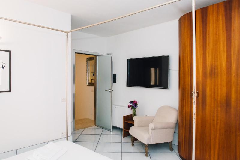 Deluxe King Room image 3
