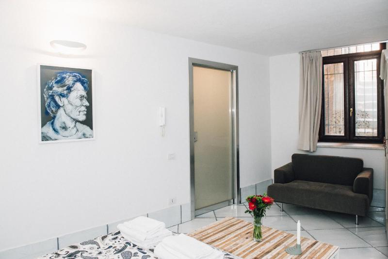 Double Room image 3