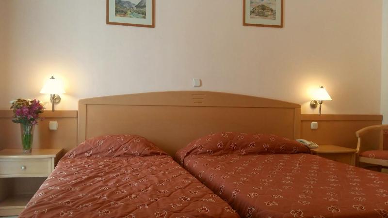 Triple Room with City View image 4