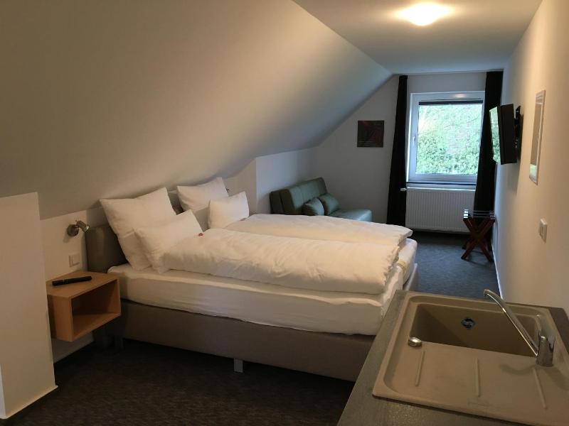Deluxe Triple Room image 4