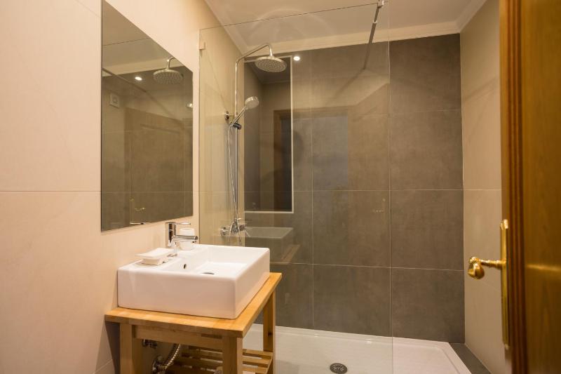 Double or Twin Room with Private Bathroom image 4