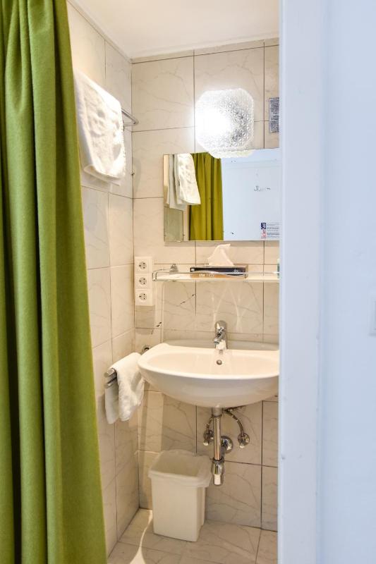 Economy Single Room With Shared Toilet image 3