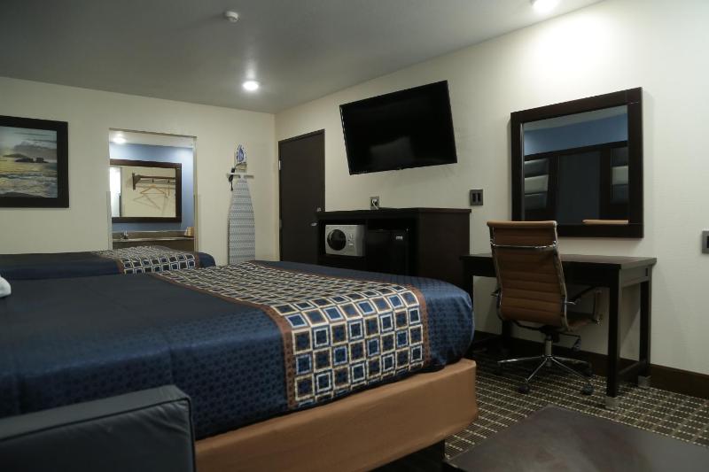 Queen Room with Two Queen Beds image 1