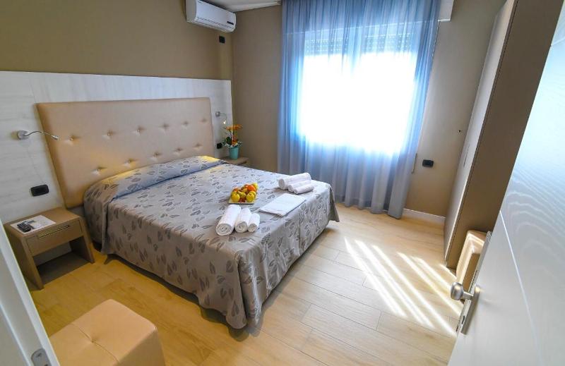 Double Room image 3