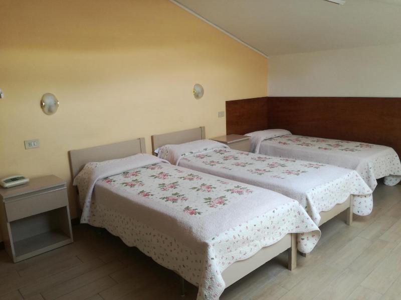 Basic Triple Room image 2