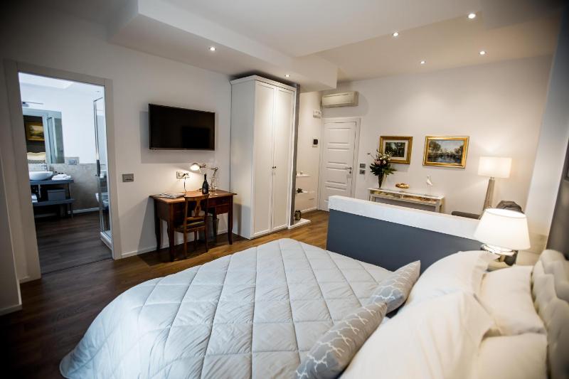 Superior Suite with Balcony image 4
