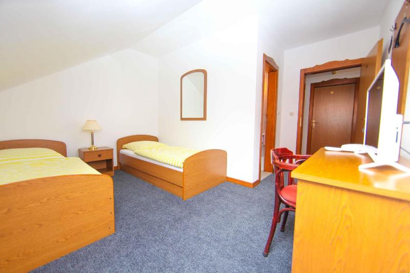 Twin Room with Private Bathroom image 2