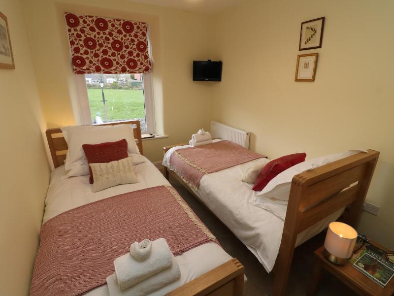 Twin Room with Private Bathroom image 3