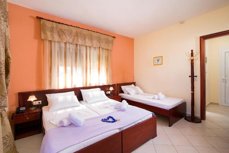 Standard Triple Room with Sea View image 4