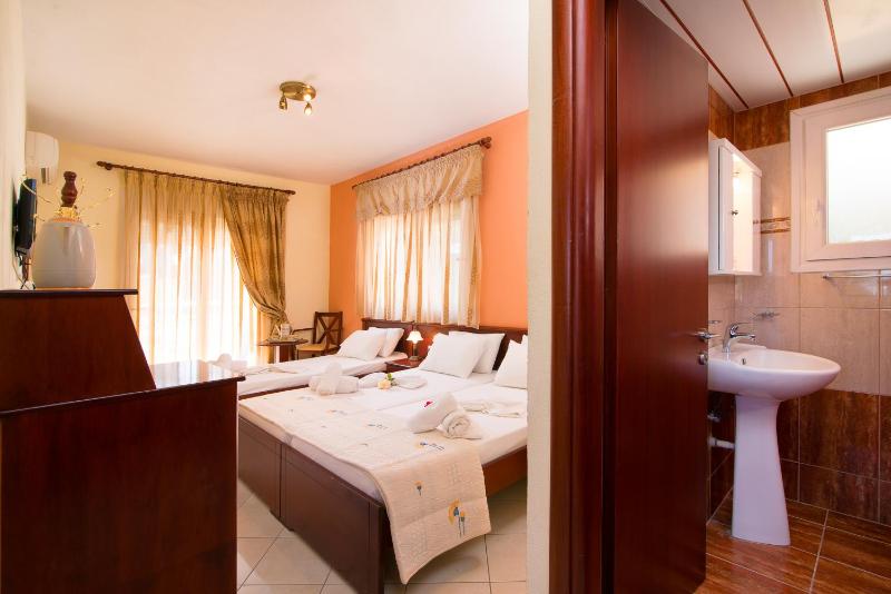 Standard Triple Room image 4
